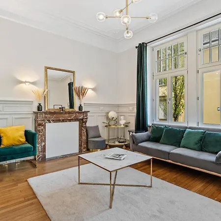 Apartment Sleek And Sophisticated In Prime Location