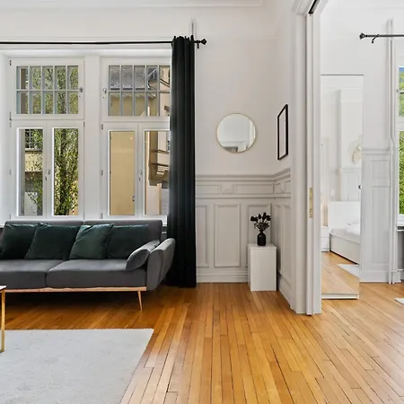 Sleek And Sophisticated In Prime Location Apartment *