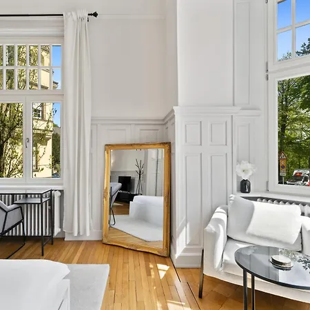 Apartment Sleek And Sophisticated In Prime Location *