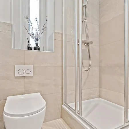 Sleek And Sophisticated In Prime Location Apartment *