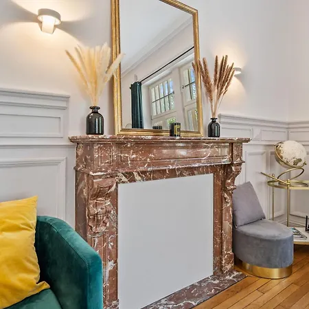 Sleek And Sophisticated In Prime Location Apartment
