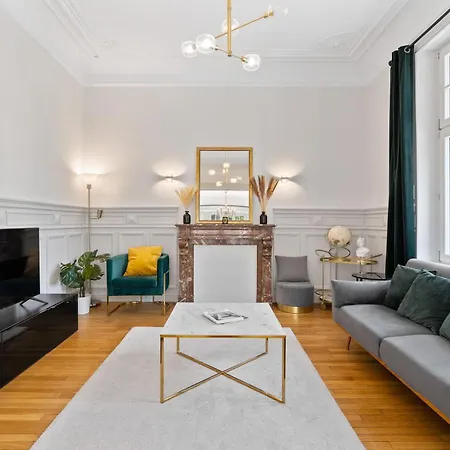 Apartment Sleek And Sophisticated In Prime Location