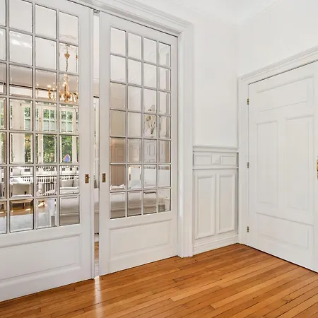 Sleek And Sophisticated In Prime Location Apartment *