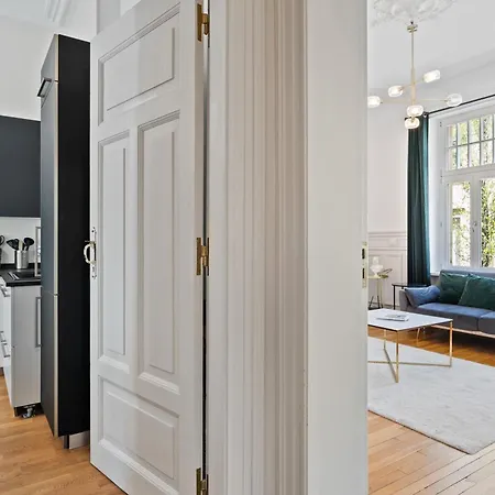 Apartment Sleek And Sophisticated In Prime Location *