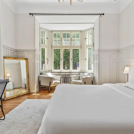 Sleek And Sophisticated In Prime Location *